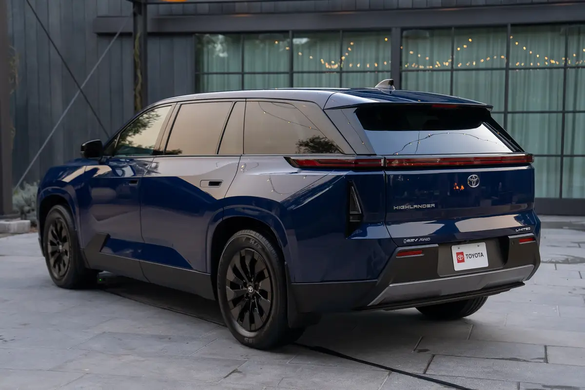 2027 Toyota Highlander, Toyota Highlander EV, Toyota Electric SUV 2027, All-Electric Three Row SUV, Toyota EV Lineup, Toyota Highlander Redesign, Electric Family SUV, Toyota Future Vehicles